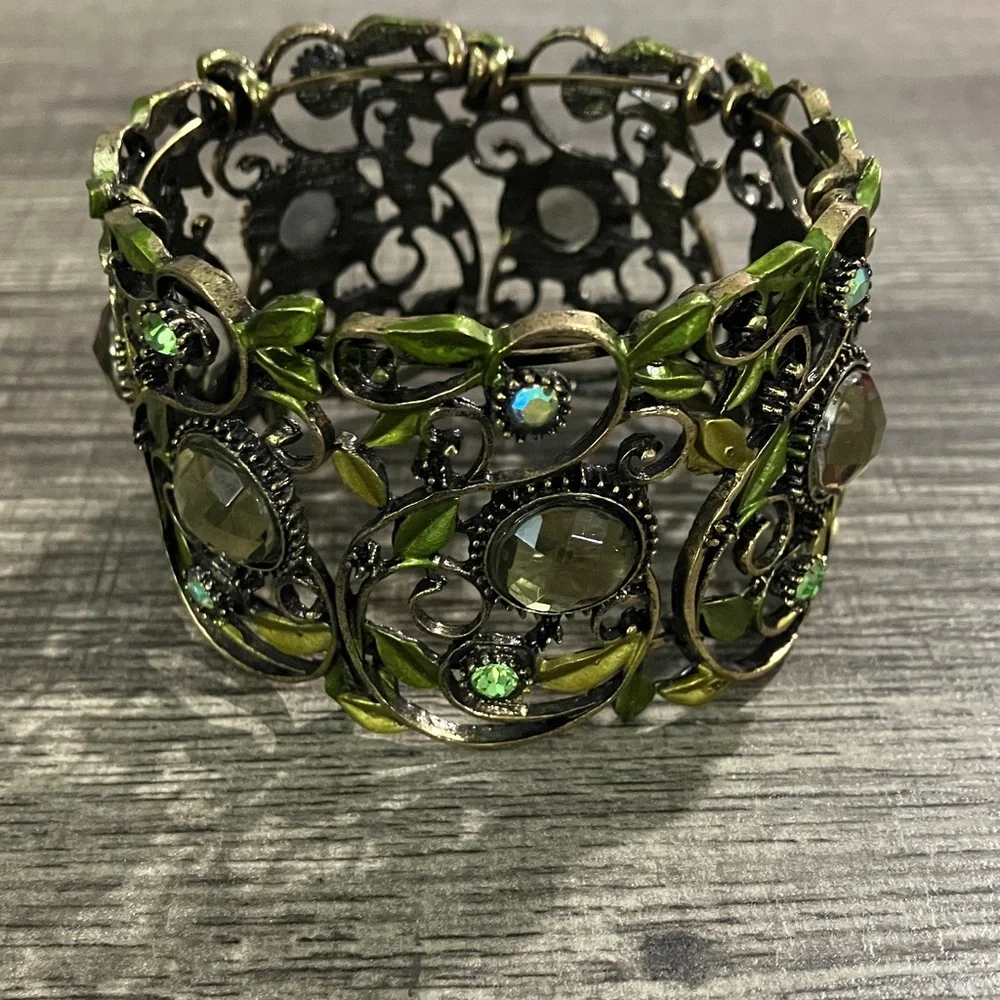 Elegant Green and Gold Bracelet